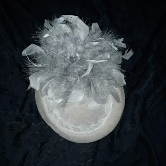 🖤STUNNING!! Silver/Gray Velvet Hat🖤 - Picture 5 of 8